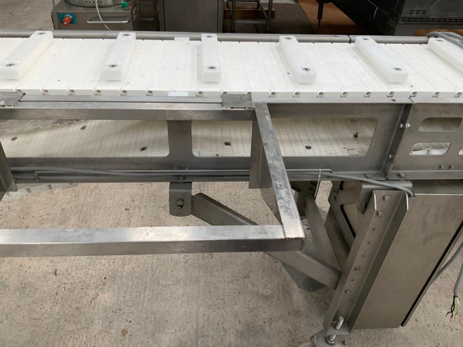 VARIABLE SPEED 8.5M READY MEALS CONVEYOR VARIABLE SPEED WORK STATIONS  LOCATION N.IRELAND SHIPPING - Image 4 of 6