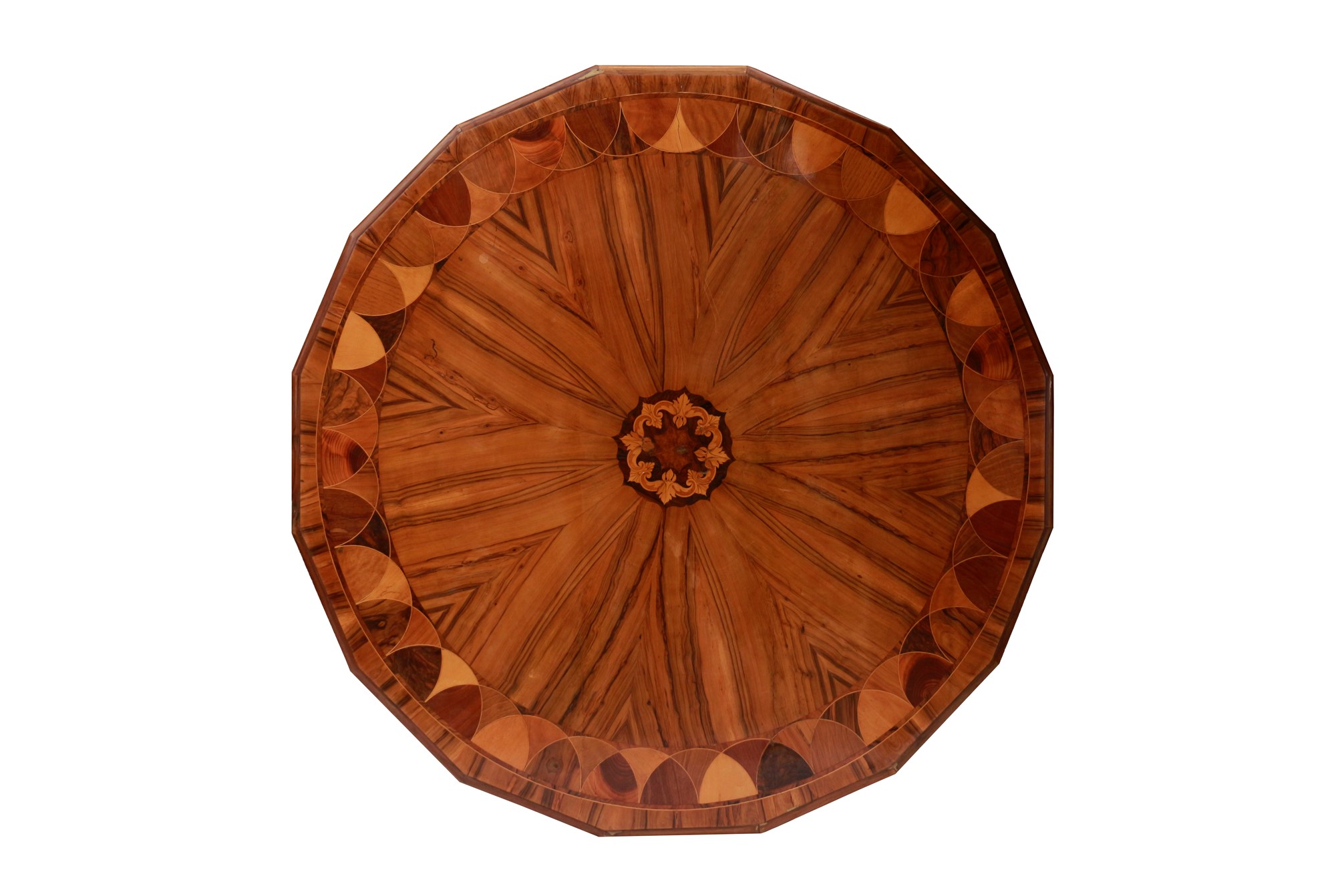 Grande tavolo con piano esadecagonale a becco di civetta lastronato e intarsiato in varie essenze (u - Image 2 of 2