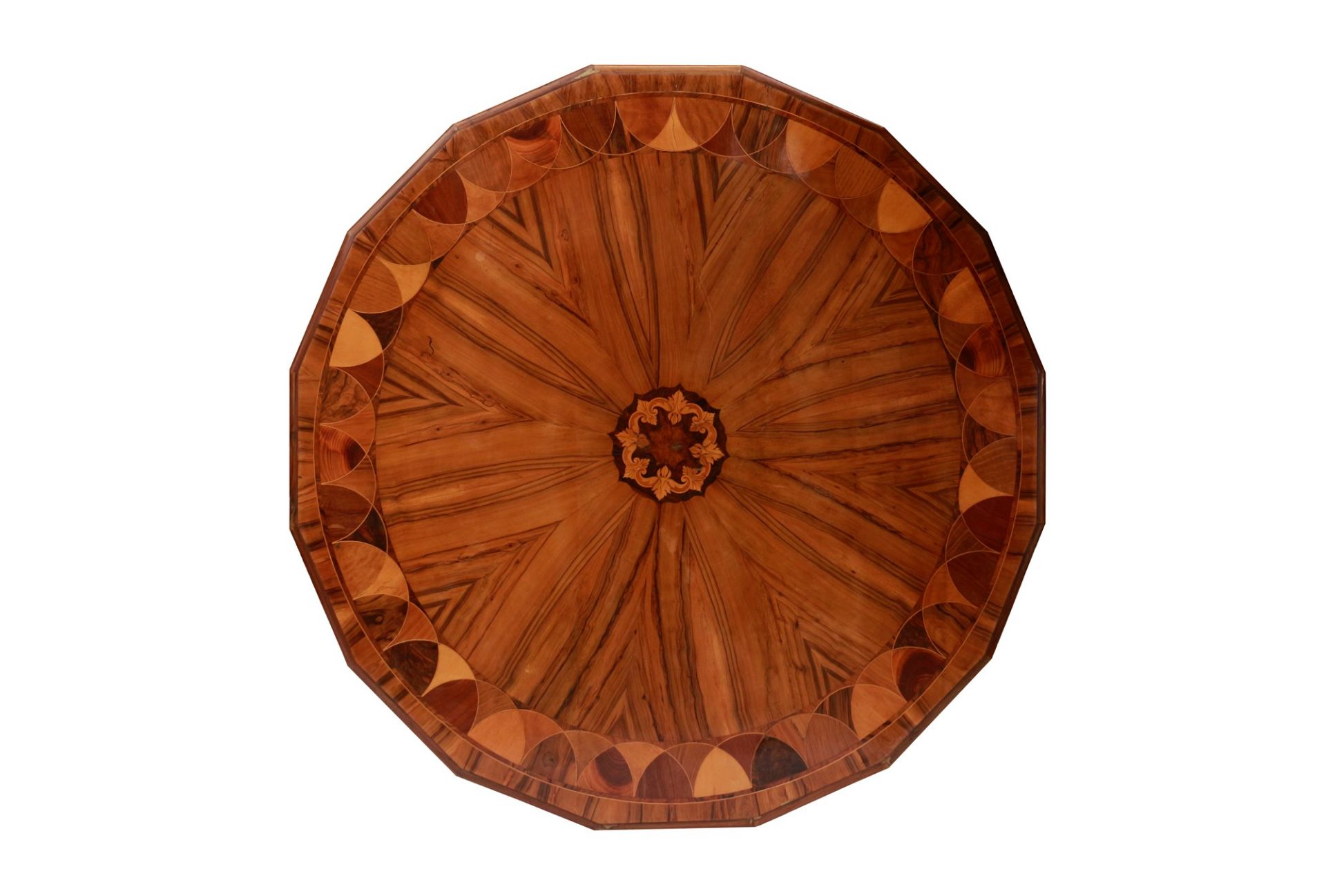 Grande tavolo con piano esadecagonale a becco di civetta lastronato e intarsiato in varie essenze (u - Bild 2 aus 2