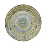 Grande piatto rinascimentale a lustro in maiolica baccellata Deruta. Blasone centrale coronato con l