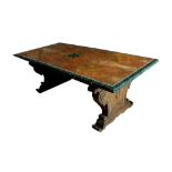 Grande tavolo con piano lastronato in marmo diaspro rosso di Numidia e cornice in marmo verde. Decor