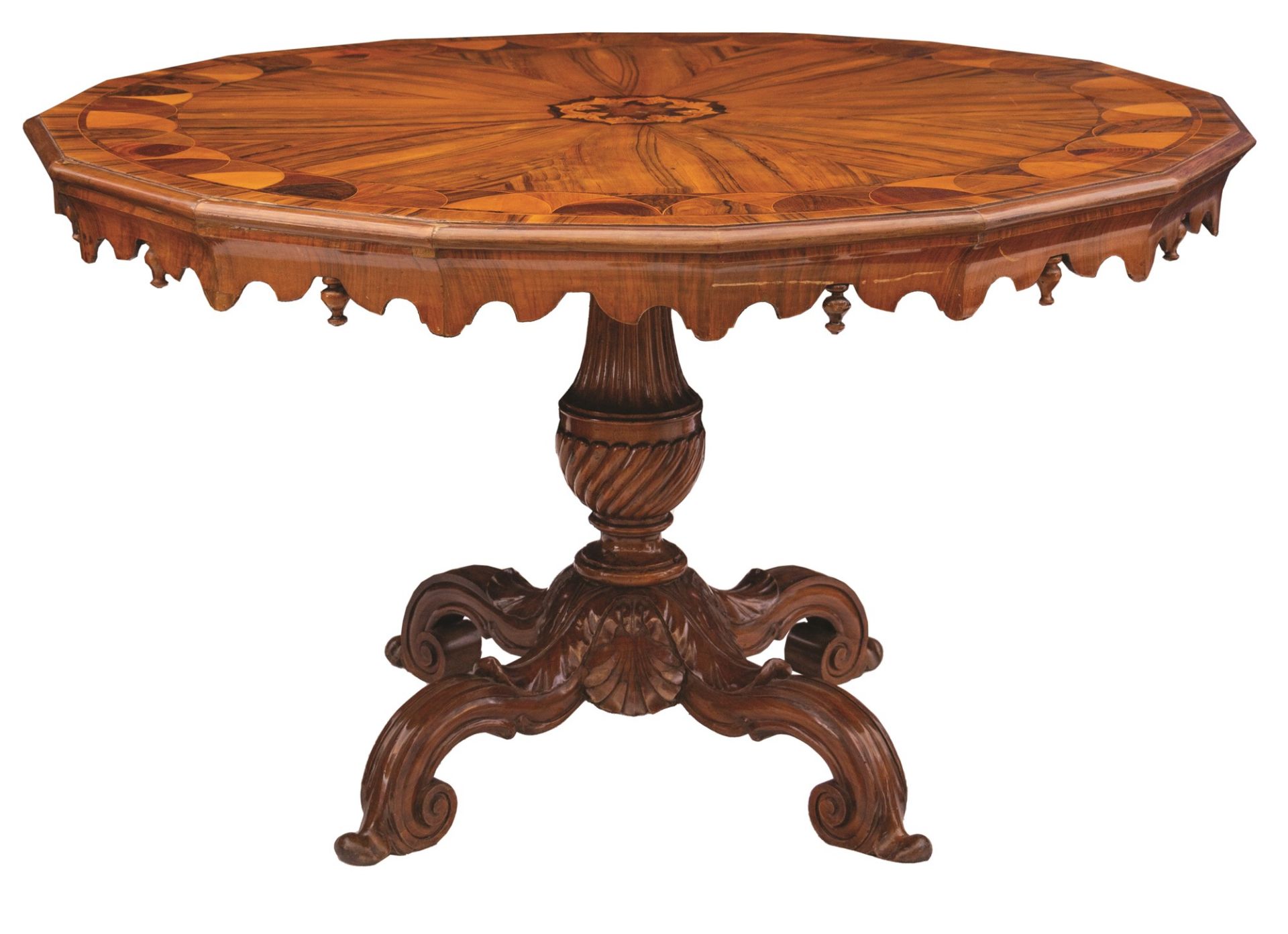Grande tavolo con piano esadecagonale a becco di civetta lastronato e intarsiato in varie essenze (u
