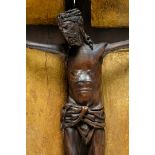 Altorilievo a fondo oro in legno di cirmolo raffigurante Cristo in croce, la Madonna e San Giovanni.