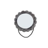 Piccolo specchio tondo "a fiore" in argento 800/000 con catenella. Ricco decoro e rilievo a motivi