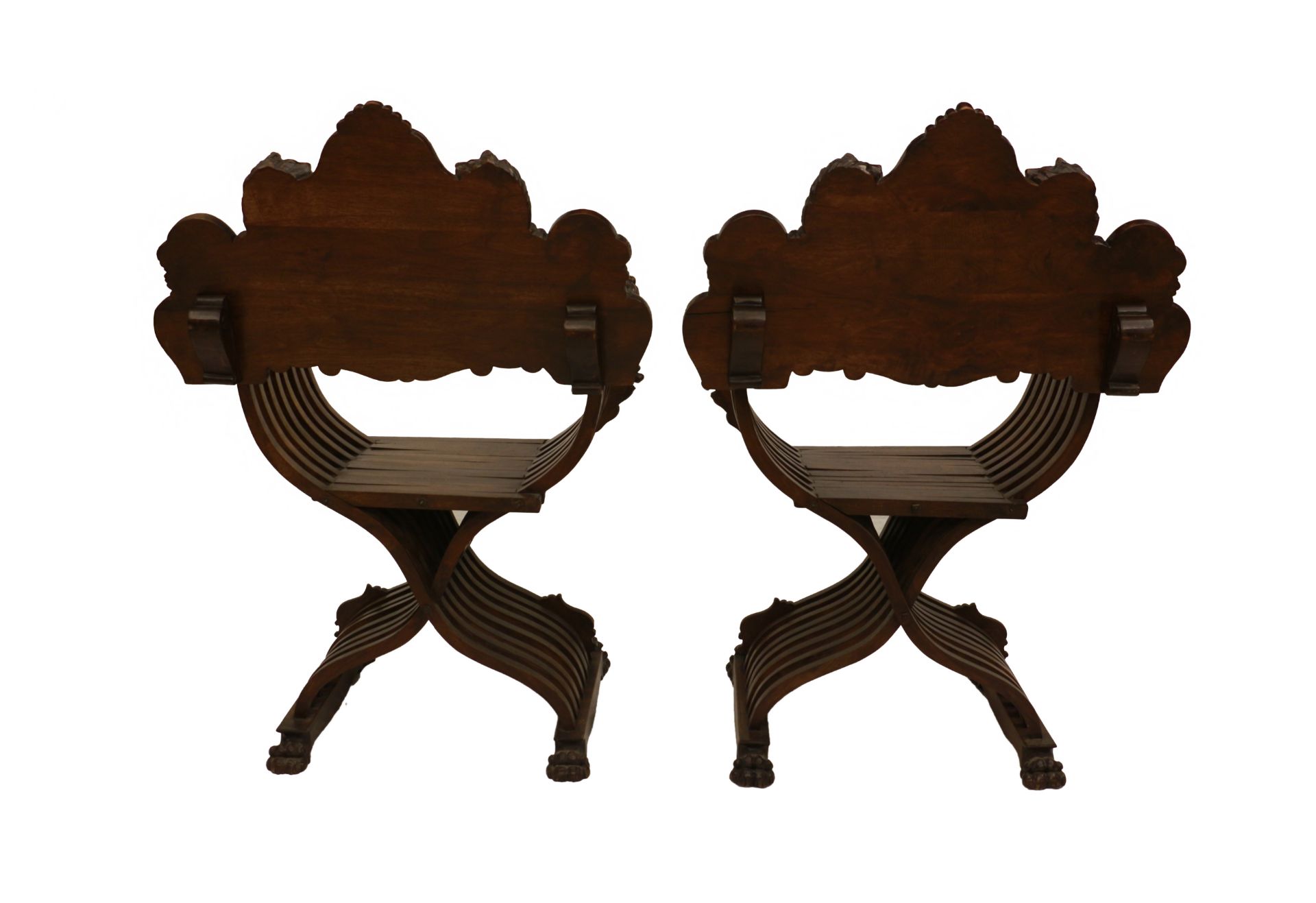 Coppia di troni in legno ebanizzato. Braccioli, schienale e gambe realizzate con particolare intagli - Bild 4 aus 4