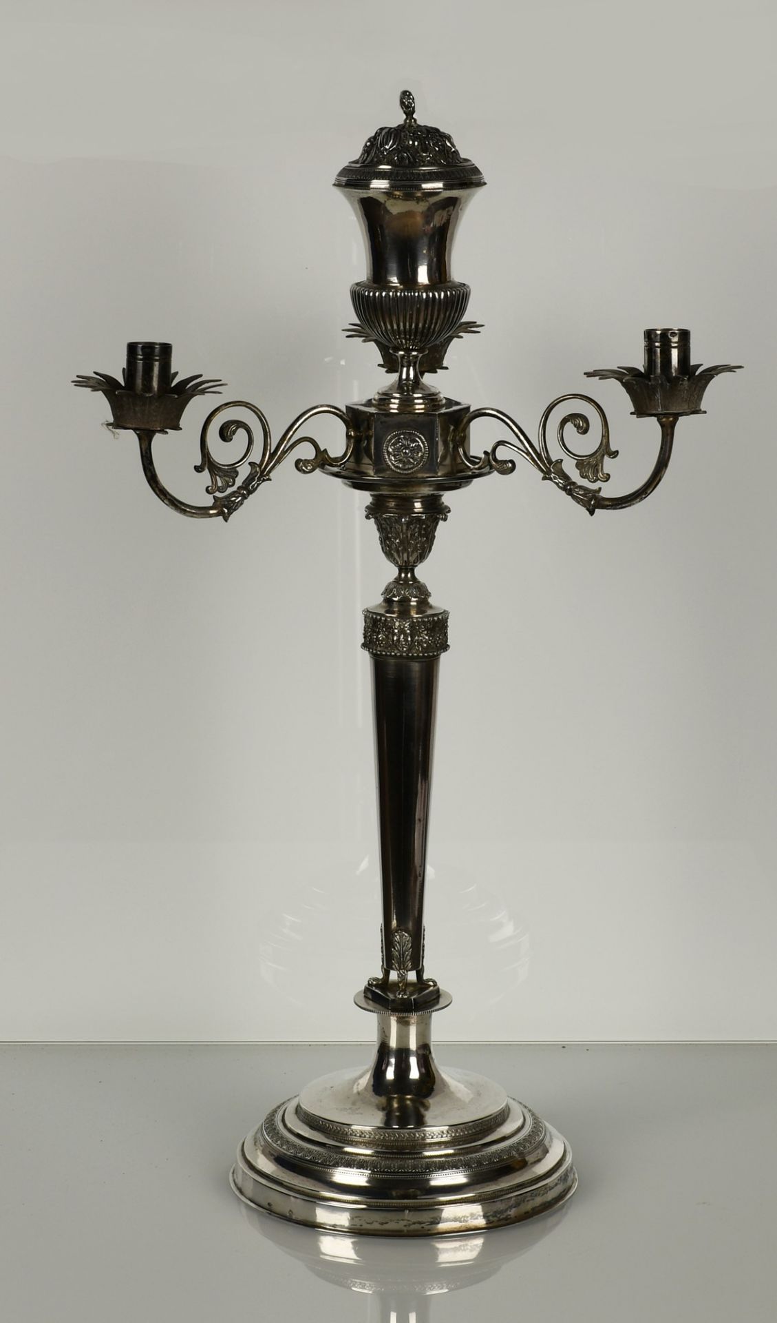 Vincenzo Belli (Torino 1710 - Roma 1787). Importante candelabro a tre luci dell'orafo/argentiere Vin