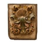Lotto di due stampi in legno con fregi dorati a rilievo su fondo celeste e 1 stampo a forma di conch