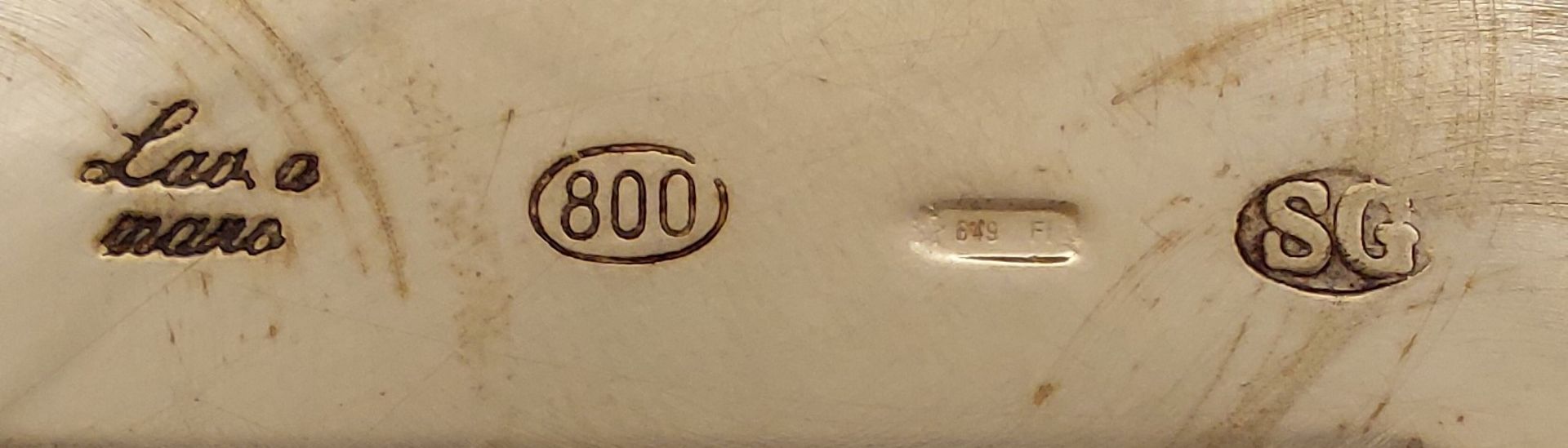 Centroatavola in argento finemente cesellato con decoro sulla fascia a pampini e grappoli d'uva  - Bild 2 aus 2