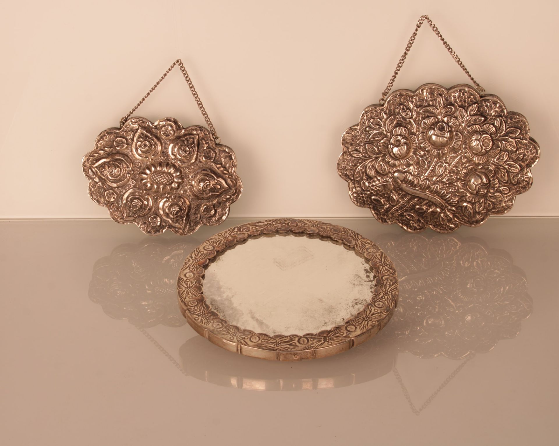 Lotto di tre specchi "a fiore" in argento 800/1000 con catenella, due ovali ed uno tondo - Bild 2 aus 2