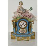 Orologio in porcellana dipinta raffigurante gloria sdraiata. Manifattura francese, metà del XIX seco