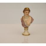Piccolo busto con figura muliebre con un seno scoperto in porcellana Napoli Real Fabbrica Carlo di B