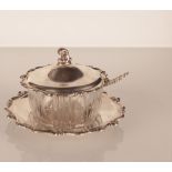 Mostardiera-salsiera in vetro con cucchiaio decorato a conchiglia in argento
