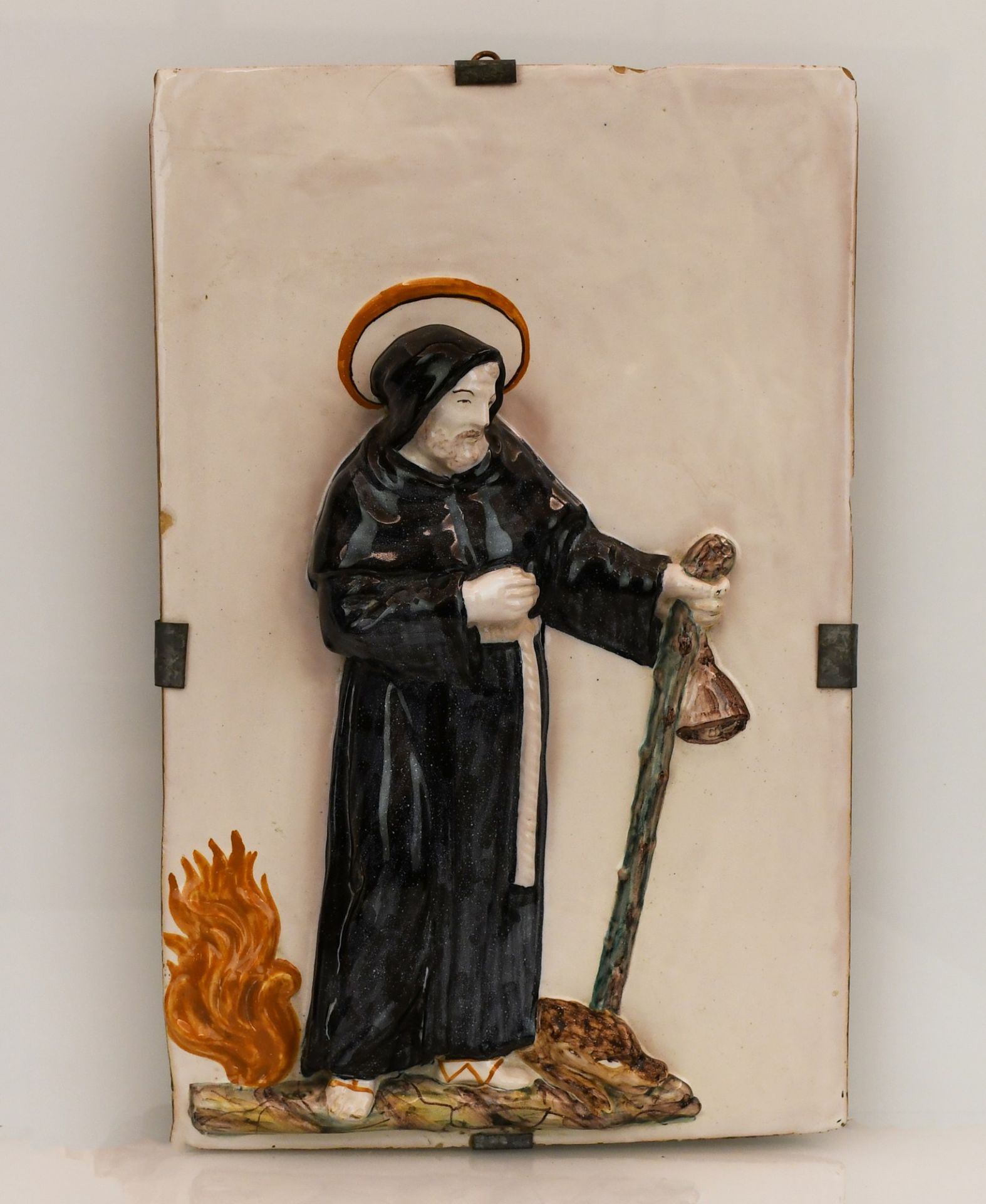 Mattonella a rilievo con Sant'Antonio Abate riconoscibile dagli attributi del maiale, del fuoco e de