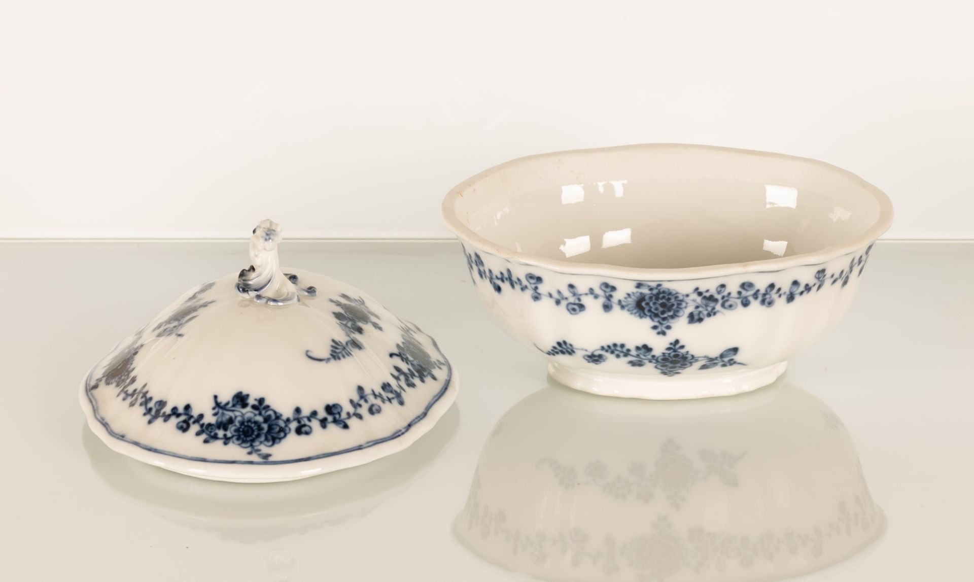 Tre elementi in porcellana, piccola zuppiera, salsiera e vassoio. Manifattura Meissen, XVIII secolo - Image 3 of 4