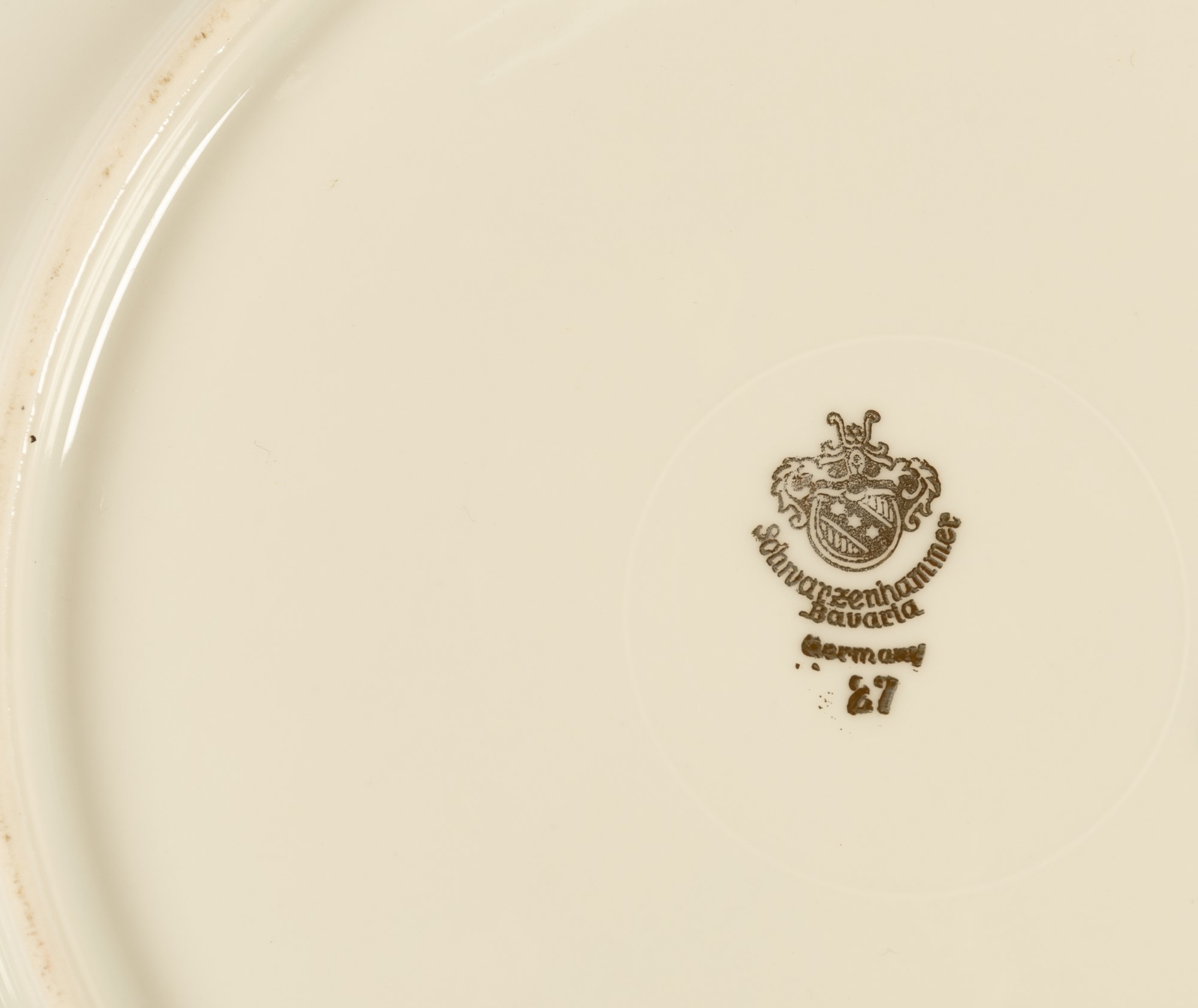 Lotto di un piatto piano e quattro piattini decorati a fiori ed intagliati nella tesa, marcati Schav - Image 5 of 5