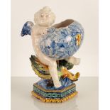 Soprammobile in maiolica portafiori con putto bianco modellato a tutto tondo. Manifattura Cantagalli