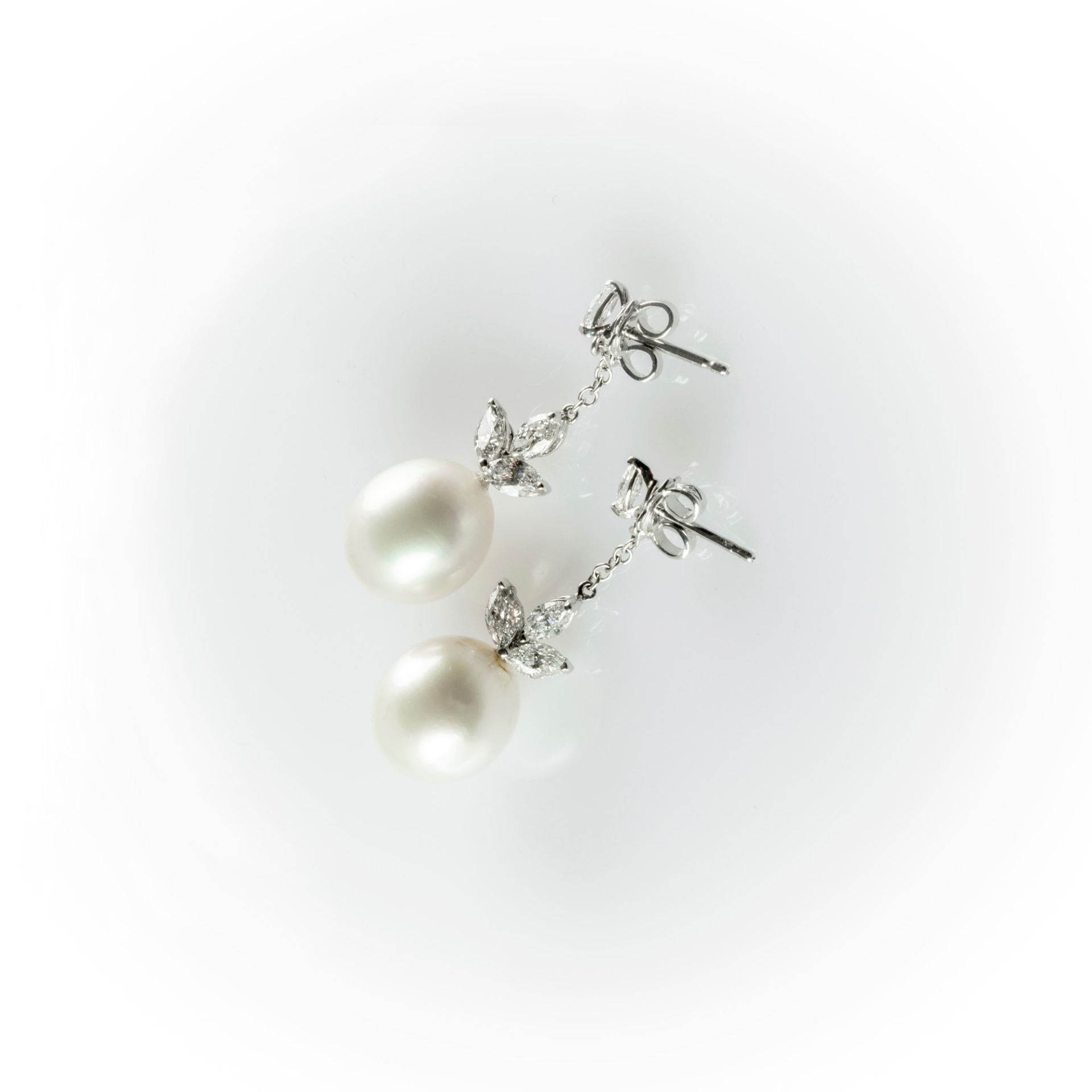 Orecchini pendenti Recarlo con diamanti taglio navette e perle australiane  - Image 7 of 8