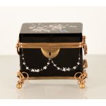 Deliziosa scatola portagioie in ceramica nera con decorazioni floreali a smalto. Inserti e base in b