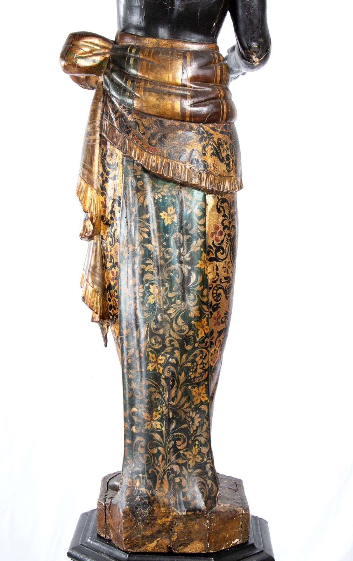 Tre grandi sculture in stile veneziano raffiguranti mori in legno policromo e dorato della fine del  - Image 17 of 24