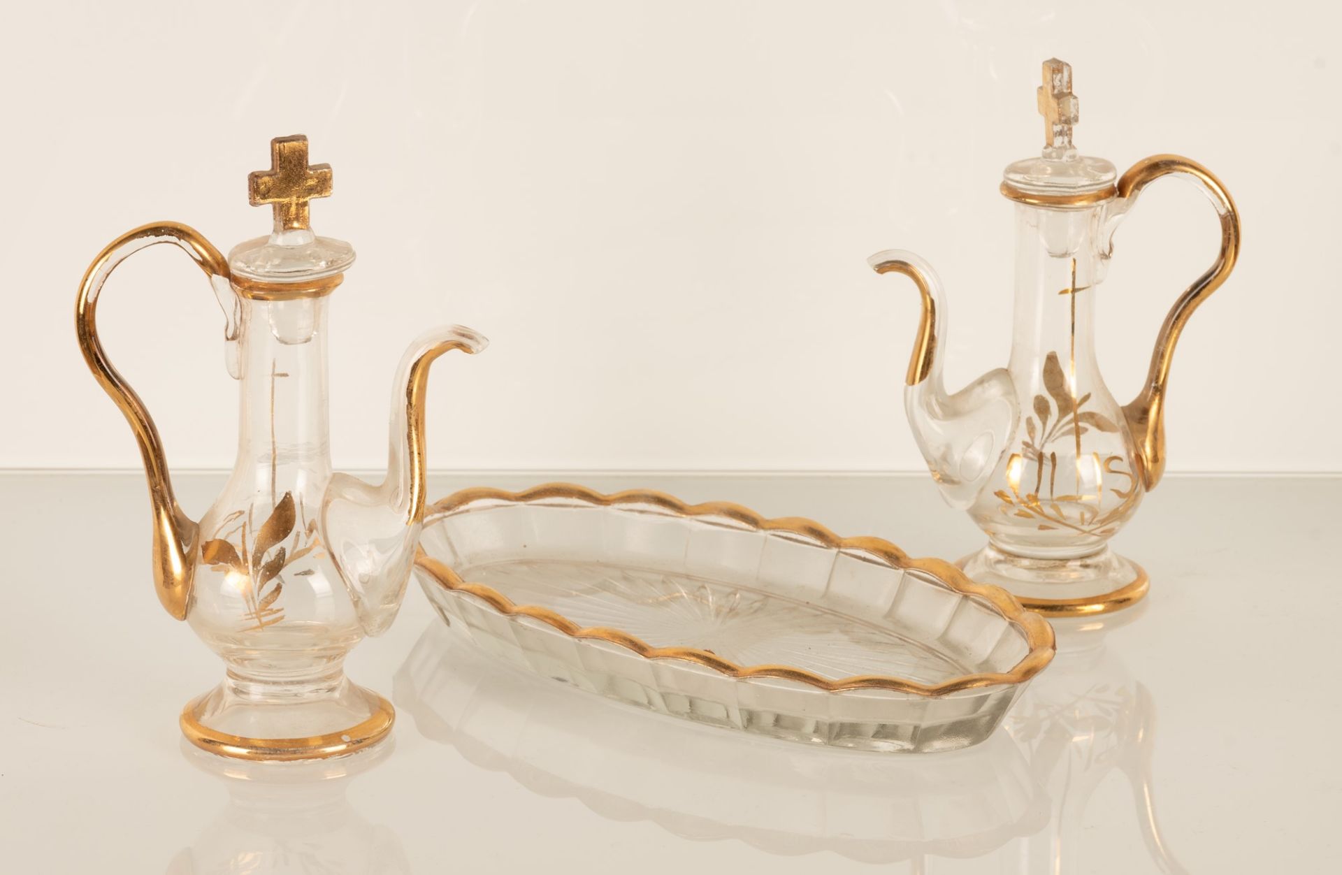 Piccoli versatosi monoansati in vetro lumeggiato in oro contenitori del vino e dell’acqua per la San - Bild 2 aus 4