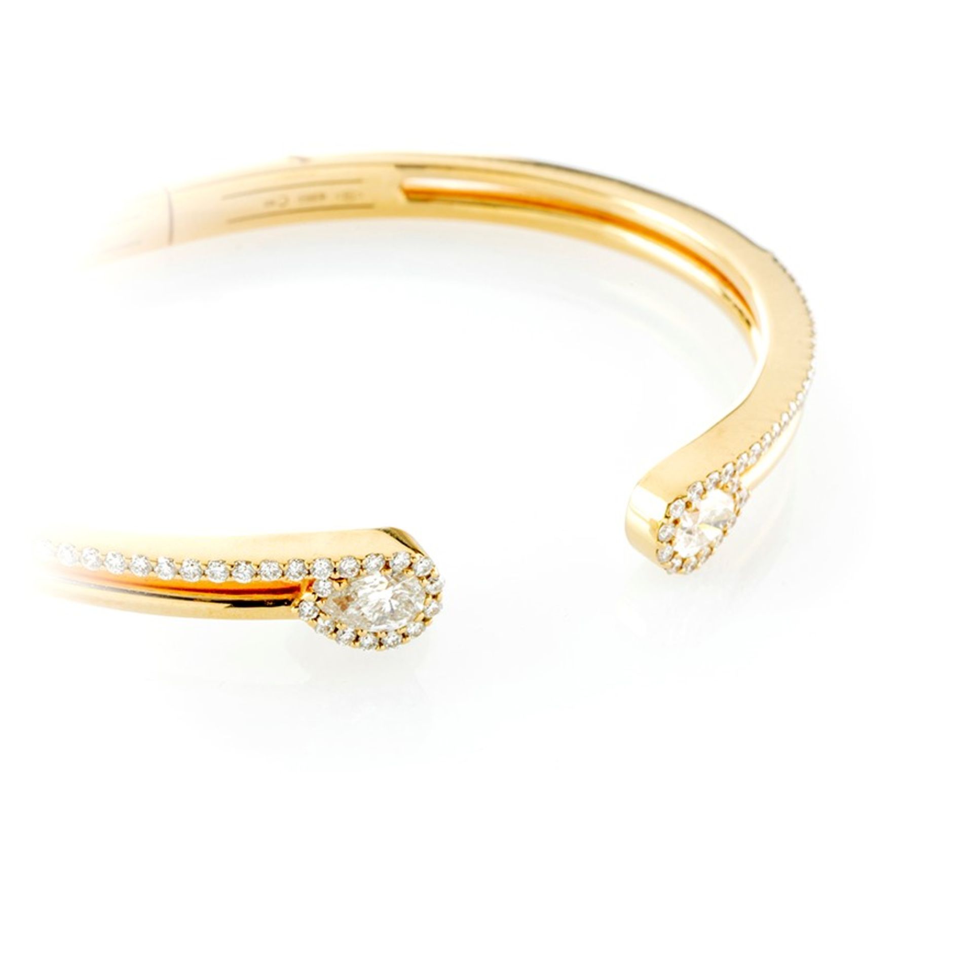 Bracciale rigido in oro giallo impreziosito da diamanti con taglio a brillante e a goccia - Image 2 of 2