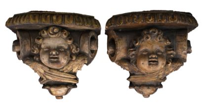 Coppia di mensole esagonali in legno finemente intagliato e dorato con testa di cherubino al fronte