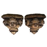 Coppia di mensole esagonali in legno finemente intagliato e dorato con testa di cherubino al fronte 