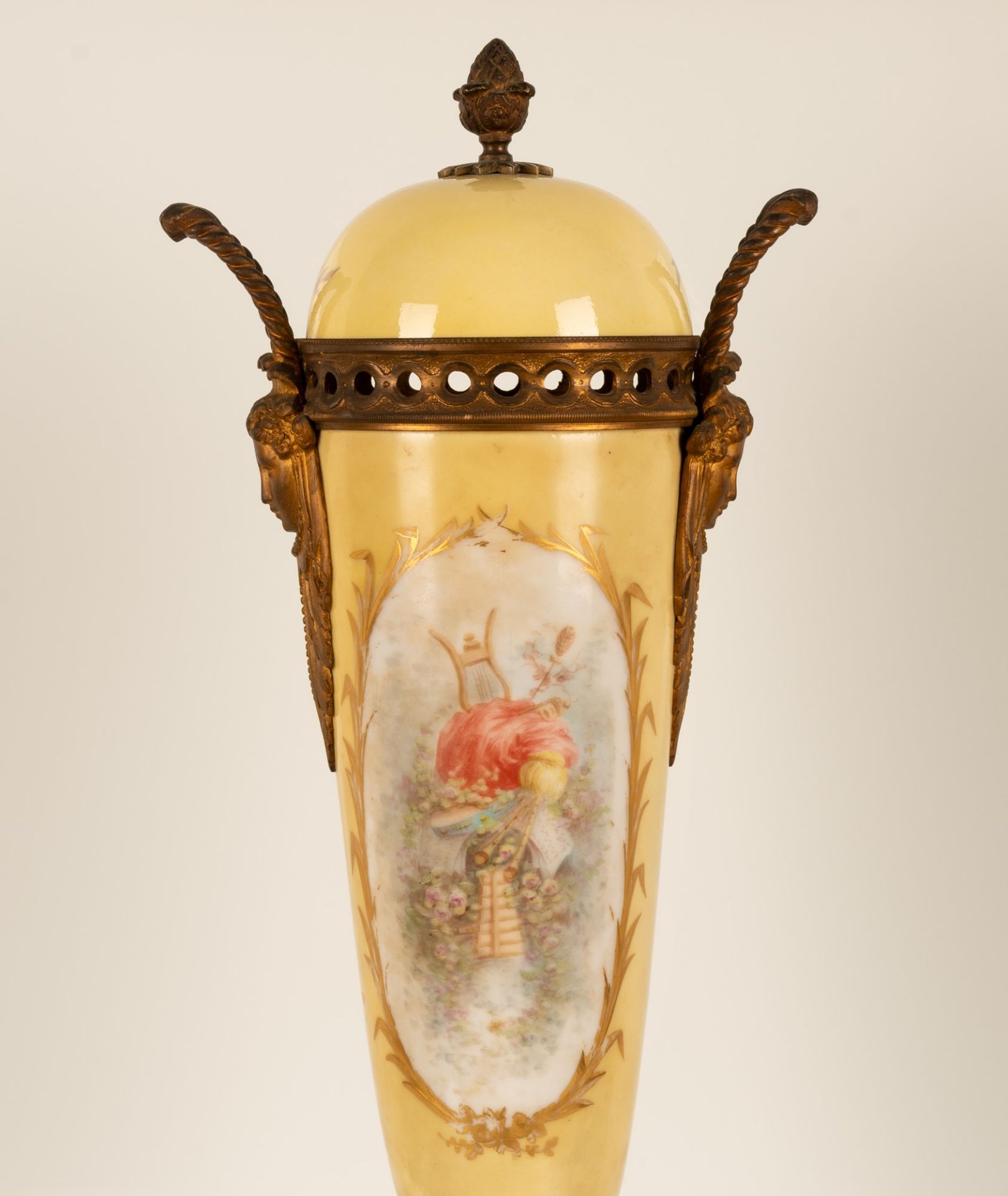 Vaso di porcellana in stile Sevres del XVIII secolo. (riproduzione tarda della fine del XIX secolo) - Image 6 of 12