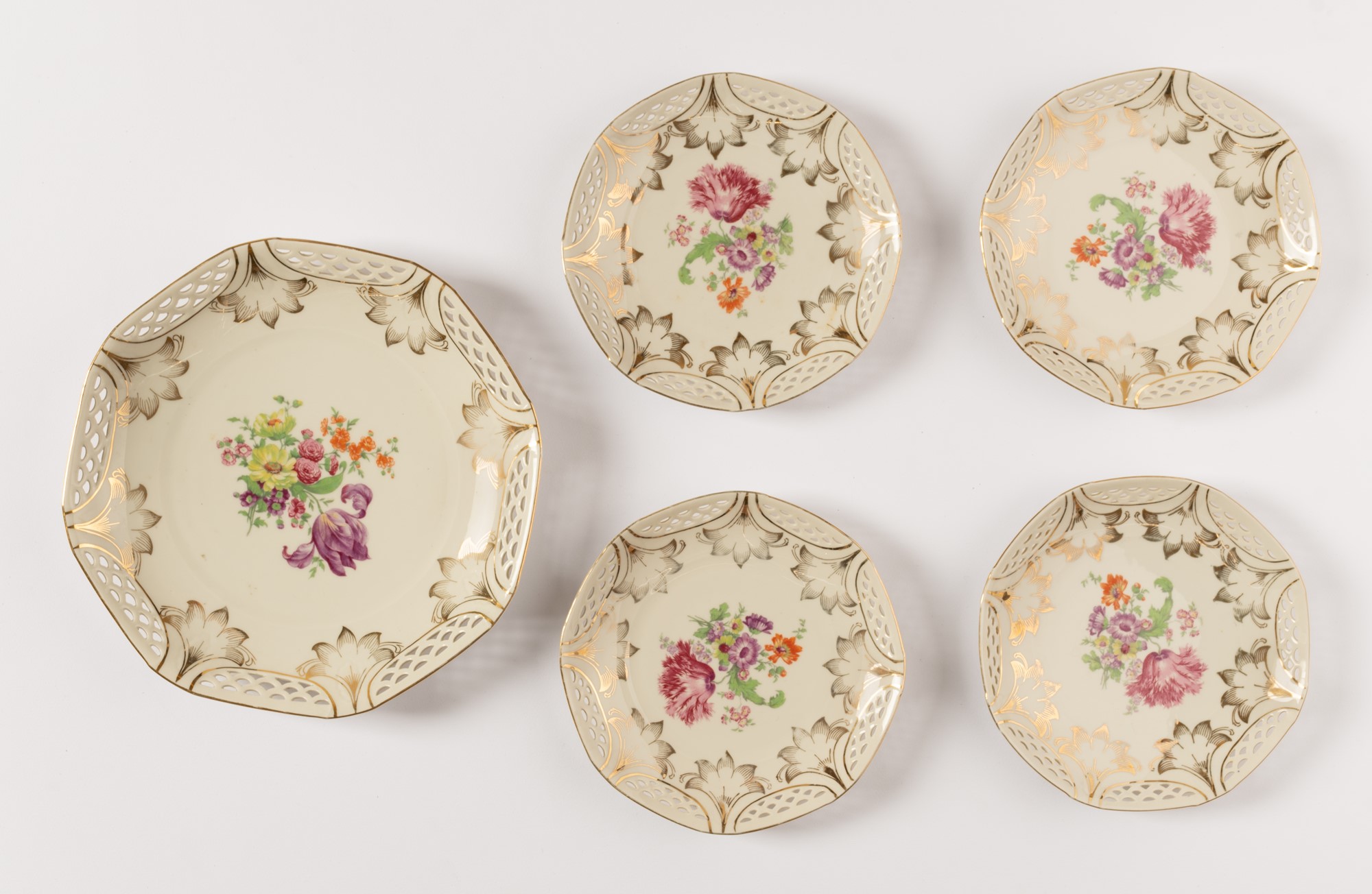 Lotto di un piatto piano e quattro piattini decorati a fiori ed intagliati nella tesa, marcati Schav - Image 2 of 5