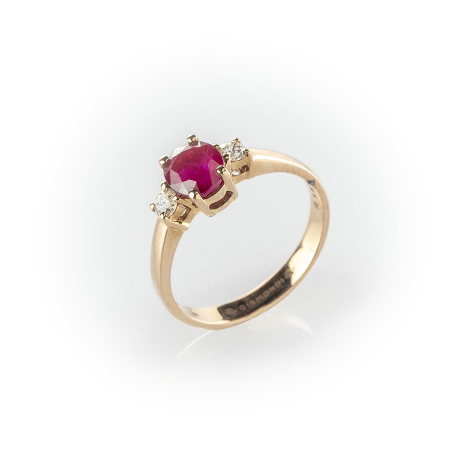 Anello Gismondi in oro rosa con rubino centrale taglio ovale contornato da due diamanti taglio brill