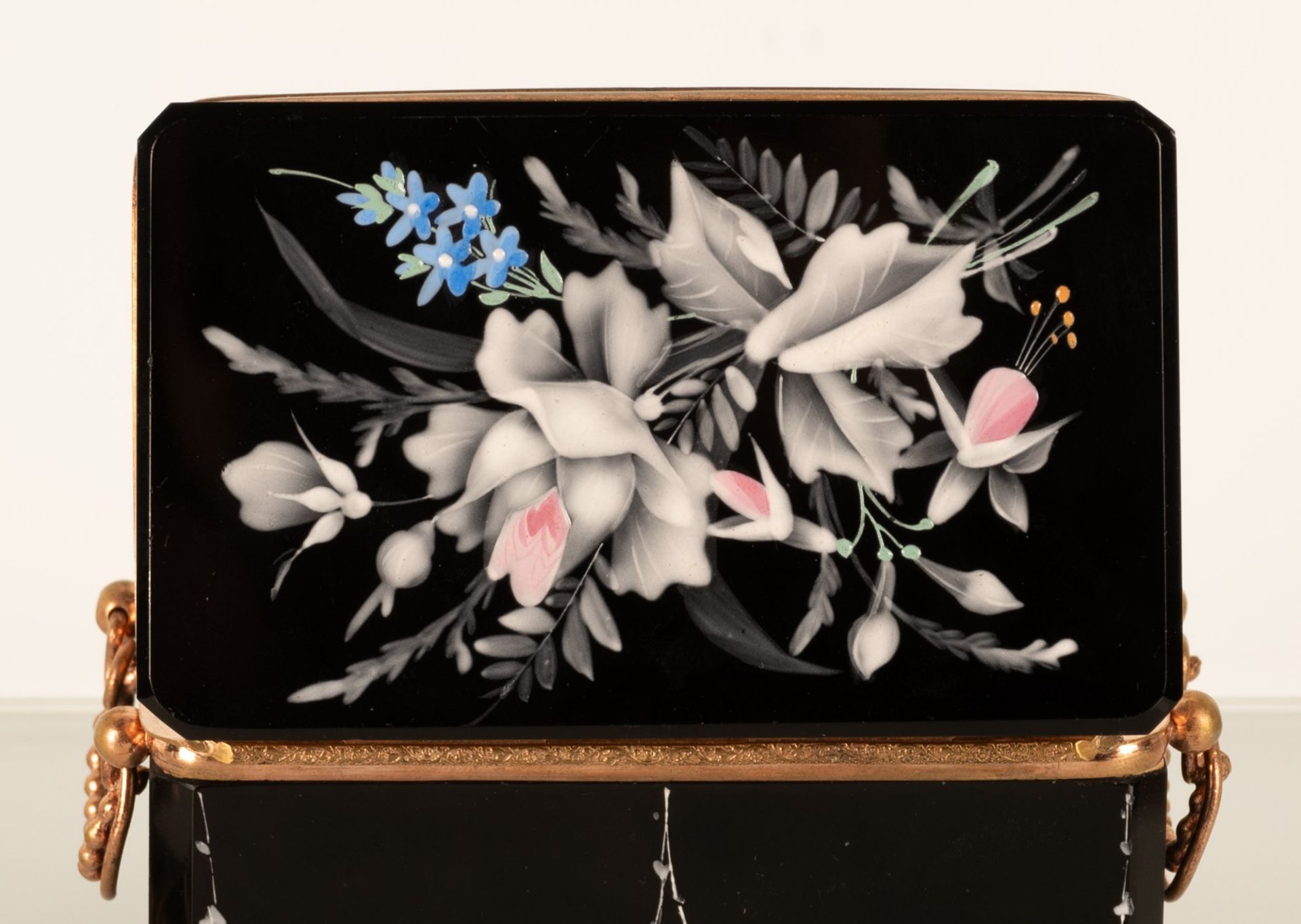 Deliziosa scatola portagioie in ceramica nera con decorazioni floreali a smalto. Inserti e base in b - Image 9 of 12