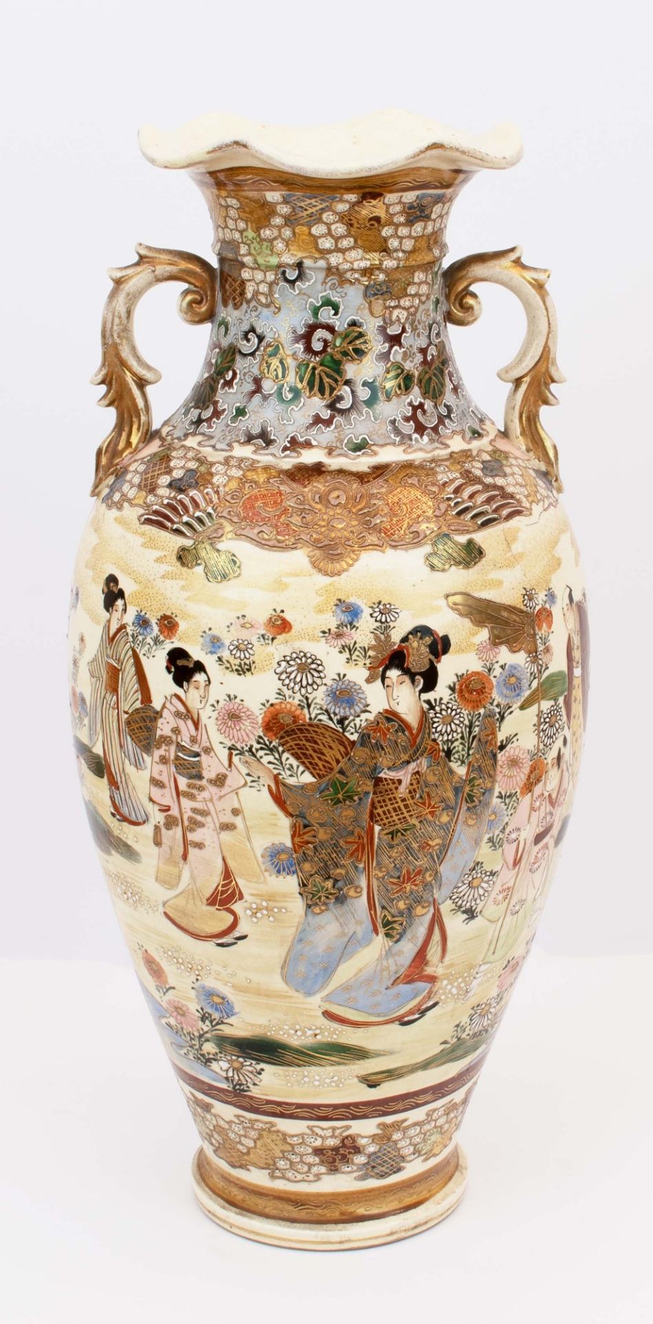 Vaso Satsuma in porcellana cloisonnè dipinto con scene di genere e decori floreali. Cina, XX secolo