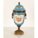 Vaso in porcellana con fondo blu e decoro in oro. Manifattura Sevres XIX secolo
