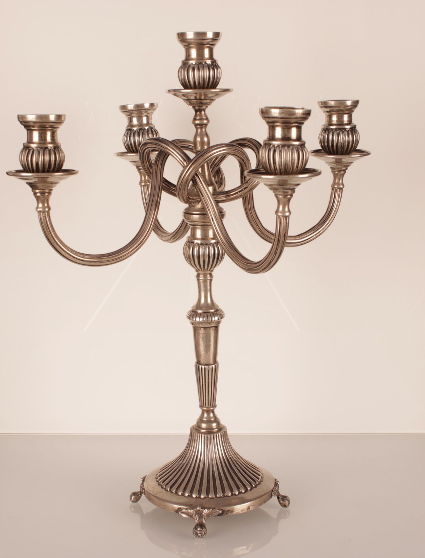 Candelabro a 5 luci in argento 833/000  con base circolare, fusto scanalato e bracci di linea mossa - Image 2 of 4