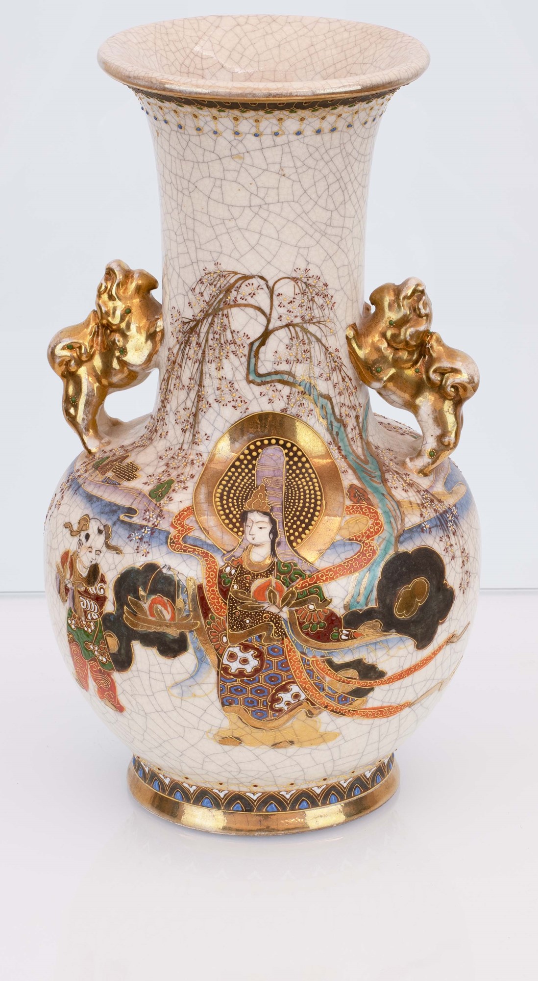 Coppia di vasi Satsuma riccamente decorati. Anse plastiche con cani di pho dorati.  - Image 3 of 5