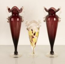 Lotto di tre vasi in vetro di Murano con anse trasparenti e orlo mistilineo. Manifattura di Murano,