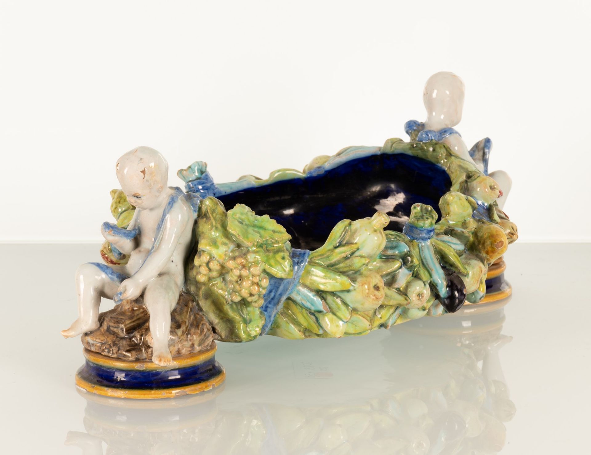 Centrotavola di gusto robbiano neoquattrocentesco con ai lati due putti in maiolica bianca modellati - Image 5 of 10