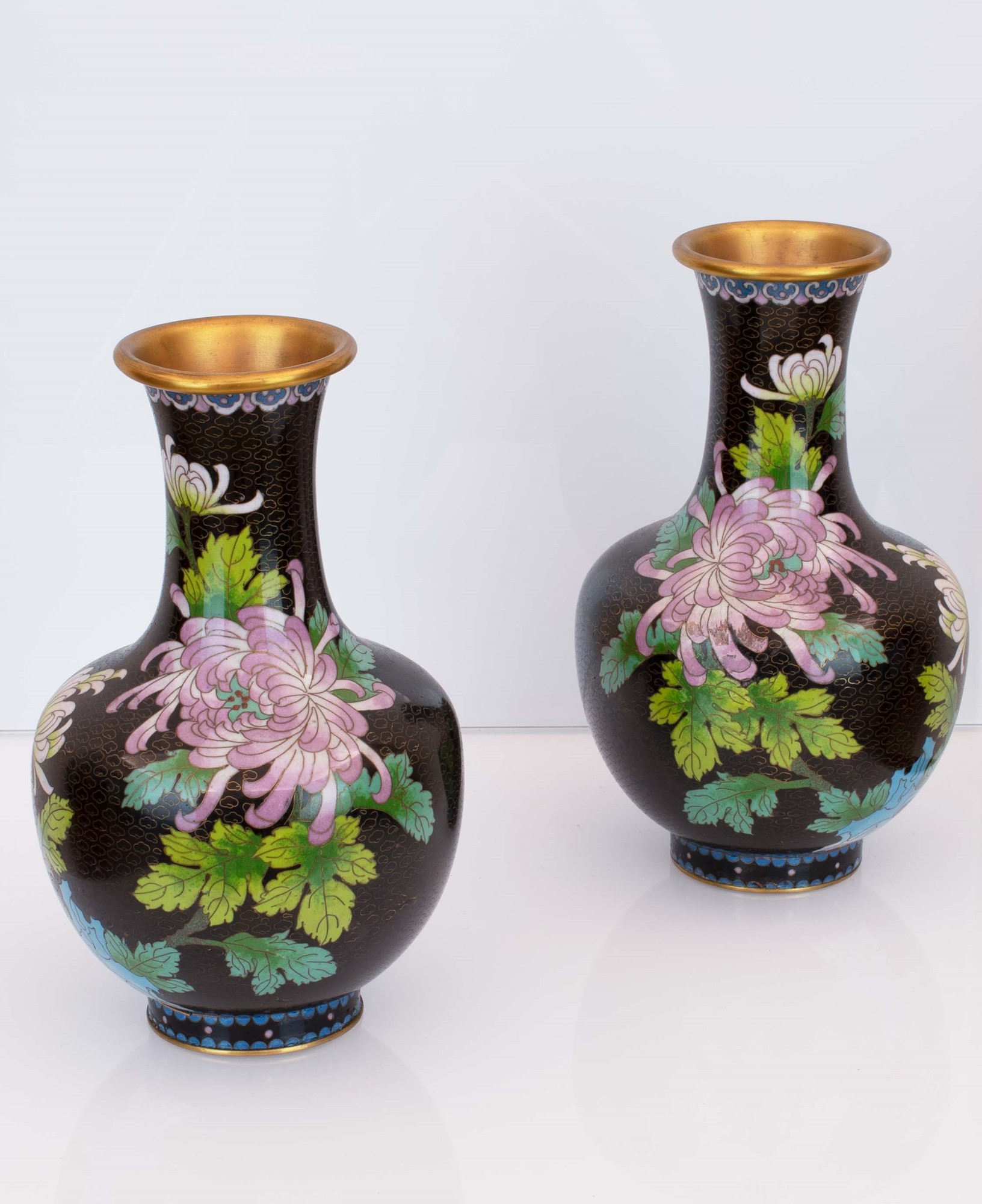 Coppia di vasi cloisonnet neri con decori floreali. Basi in legno ebanizzato. - Image 2 of 4