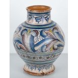 Vaso globulare in maiolica decorato al fronte con stemma con tre monti probabilmente della famiglia 