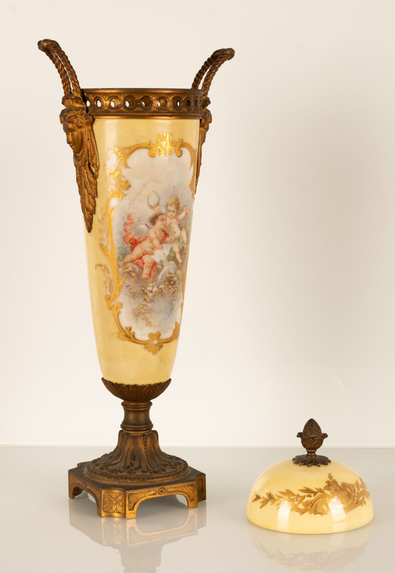Vaso di porcellana in stile Sevres del XVIII secolo. (riproduzione tarda della fine del XIX secolo) - Image 9 of 12