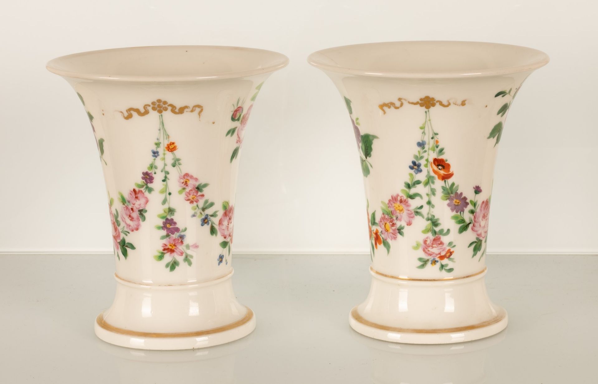 Coppia di piccoli vasi a campanula con decoro floreale. Manifattura del XIX secolo.  - Image 2 of 4