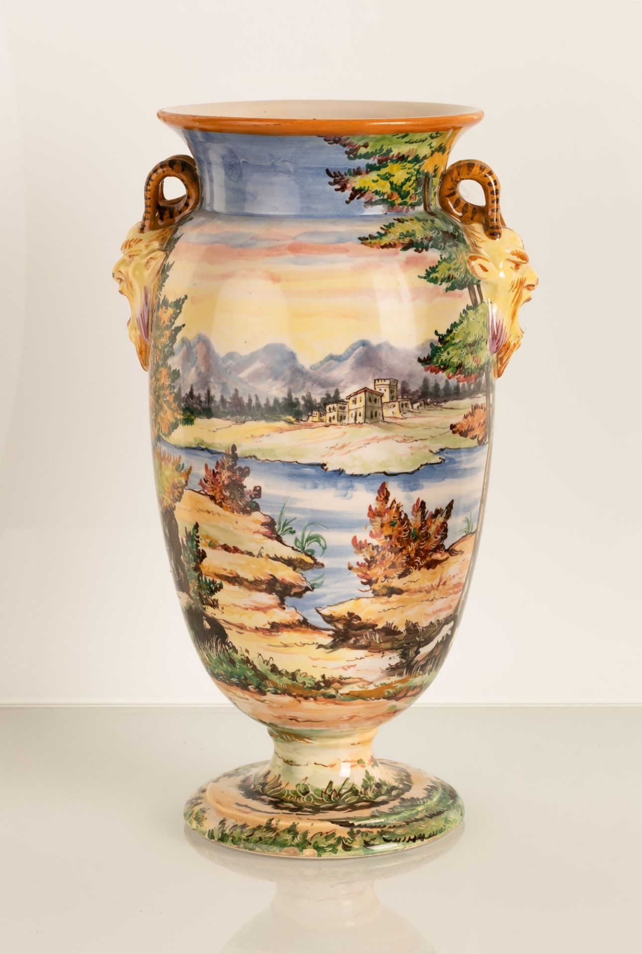Vaso in maiolica a forma di urna con anse a rilievo imitanti due teste di fauni urlanti. Manifattura - Image 3 of 4