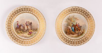 Coppia di piatti in porcellana con decori in oro di gusto secondo ottocento sulla tesa e con al cave