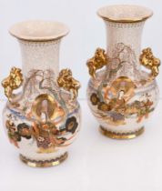 Coppia di vasi Satsuma riccamente decorati. Anse plastiche con cani di pho dorati.