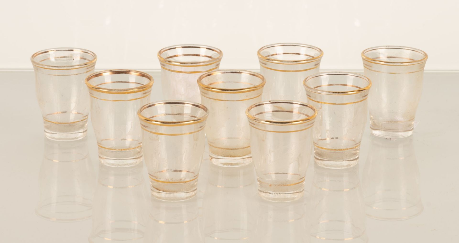 Set di 9 bicchierini da rosolio in vetro lumeggiato in oro ai bordi - Image 2 of 2