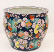 Grande cachepot porta vaso in ceramica dipinta su fondo azzurro con composizione di frutti