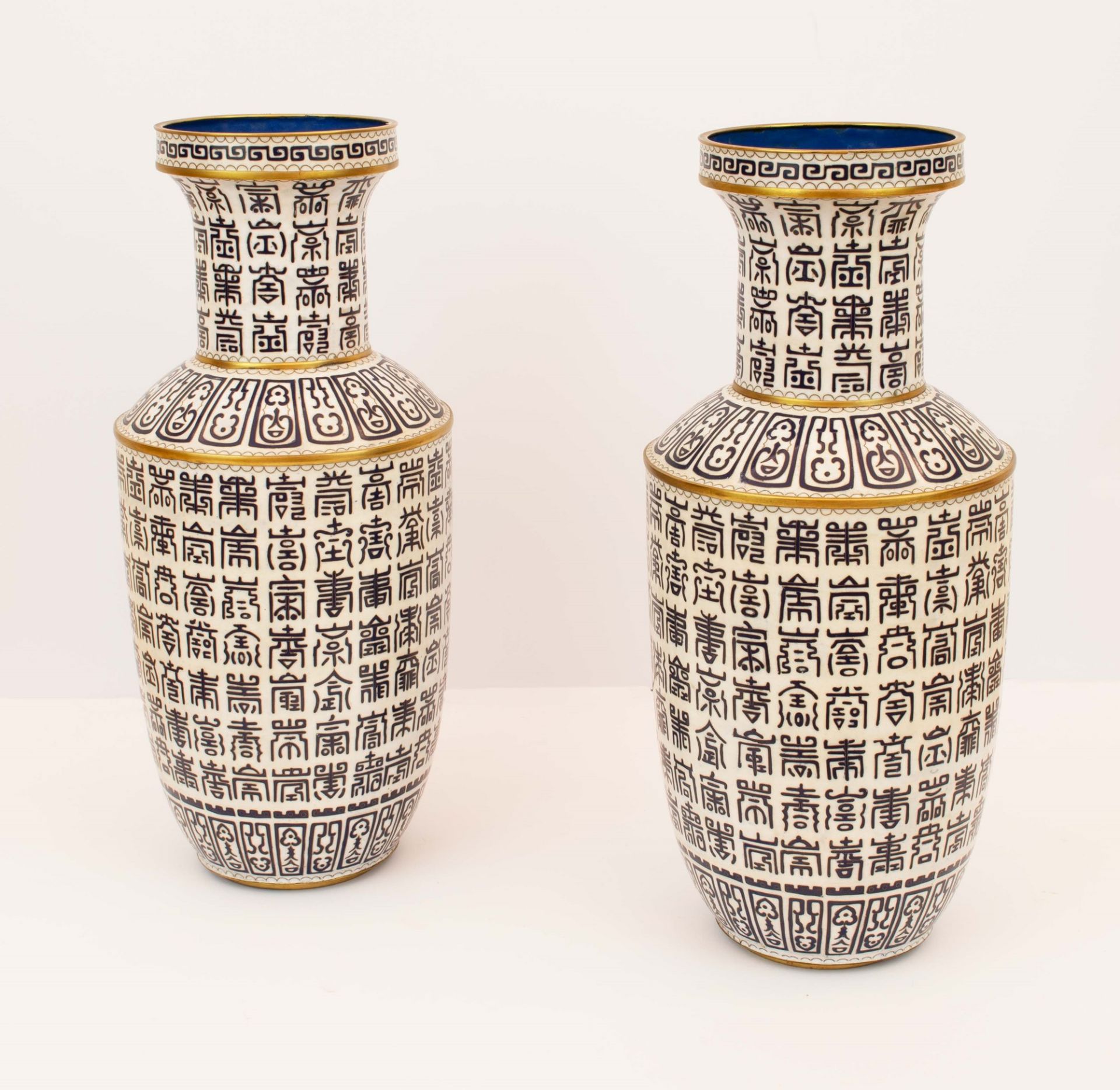 Coppia di vasi cloissonet decorati con caratteri zhanshu. Cina, XIX secolo - Bild 2 aus 2