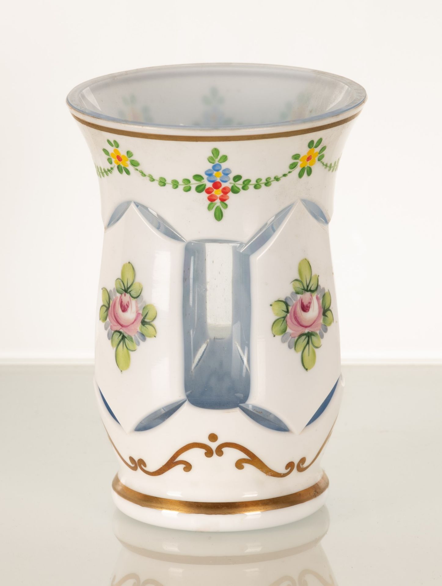 Vaso in porcellana bianca e vetro finemente decorato con festoni floreali ed inserti  - Image 2 of 2