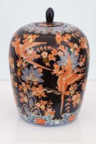 Antico vaso con coperchio dinastia Quianlong decorato a smalto con pappagalli e fiori rossi su sfond