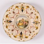 Grande piatto in maiolica con larga tesa decorata con motivi a raffaellesche di gusto neorinasciment